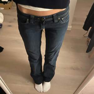 så snygga jeans som inte kommer till användning. midja: 72cm innerbenslängd: 83cm