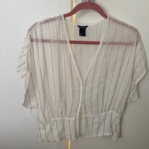 Blus  - Jätte söt blus med pärldetaljer, oanvänd, strl S. 
