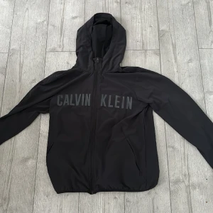 CK jacka - tunn calvin klein jack riktigt skön!! storlek M passar säkert S oxå knappt använd fåtal ggr säljer pga att den bara tar plats