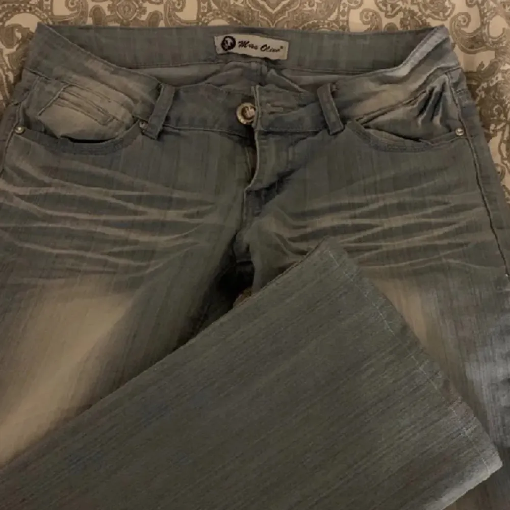 Lågmidjade jeans från miss olive. Midjemått: 38 cm tvärs över, innerbenslängd: 74 cm. Bild 2 är den riktiga färgen på jeansen! Skriv om ni har frågor🩷. Jeans & Byxor.