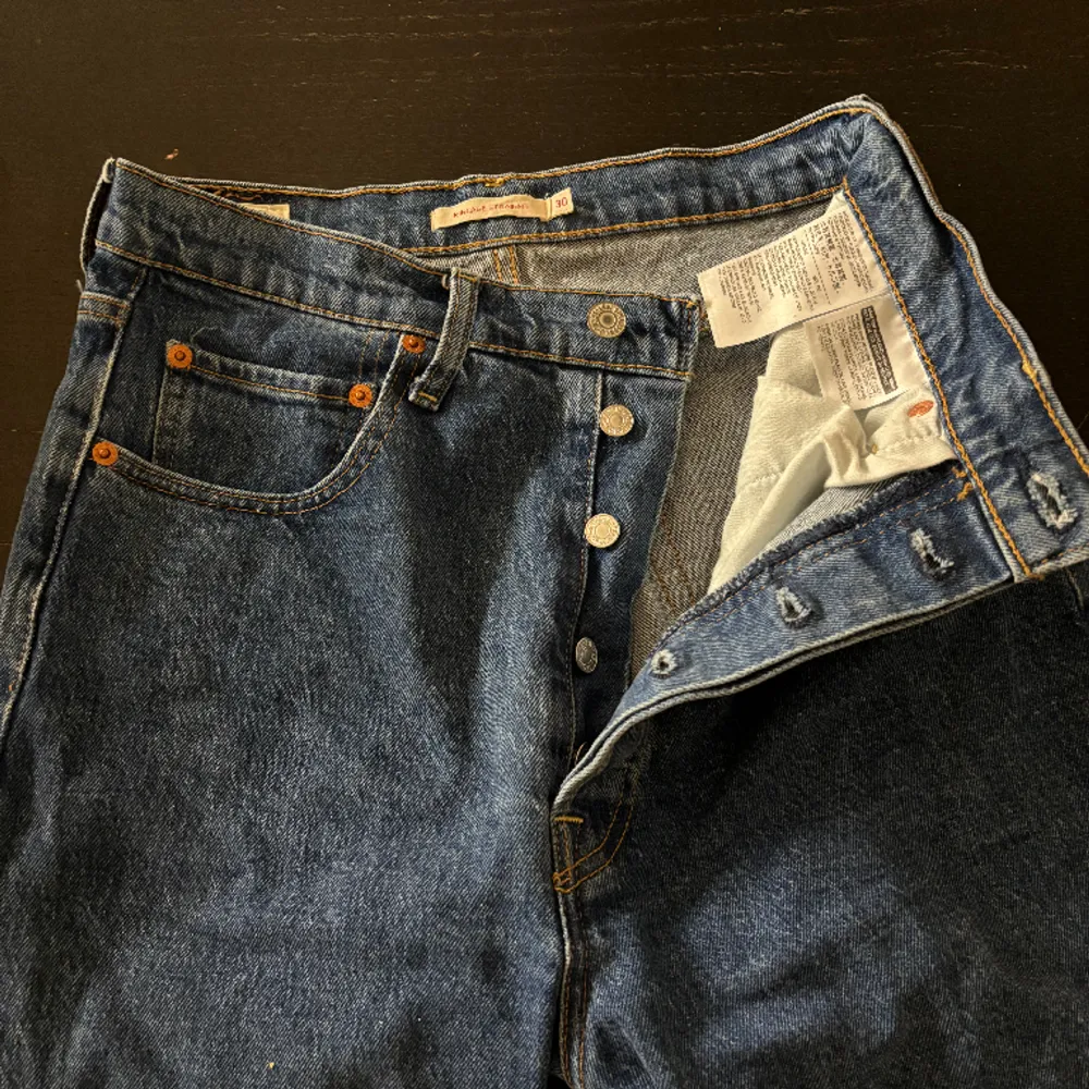 Högmidjade baggy Levis jeans  Bara använda 2-3 gånger men dem är som i ny skick  ( färgen är som de sista 2 bilderna) . Jeans & Byxor.