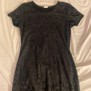 Velour klänning  - Svart velour klänning, medel kort går nästan ner till knäna, använd kanske 3 gånger så inga fel på den. Ej så stretchig 