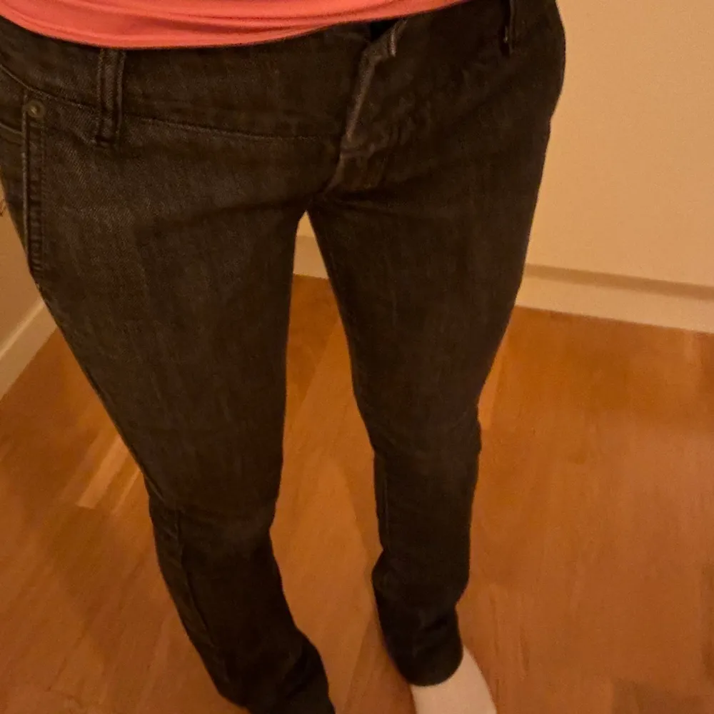 Så gulliga lågmidjade jeans som är lite bootcut. Lite för små runt låren för mig. Väldigt bra skick och inte använda typ alls mycket. . Jeans & Byxor.