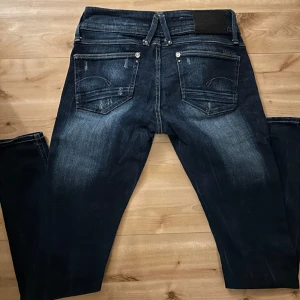 Gstar Jeans - Lågmidjade mörka jeans från G-Star