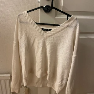 Stickad tröja  - Creme färgad stickad tröja, använd men inte i dåligt skick💞