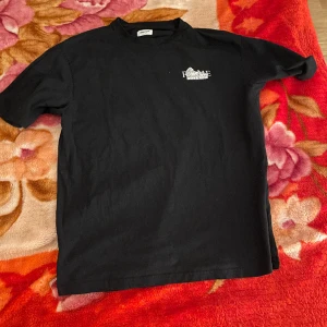 Rome tröja - har haft den i ett halvår, inga synliga tecken och är oversized. original pris: 209