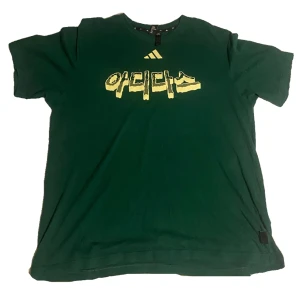 adidas tröja - säljer en cool grön adidaströja med koreanskt tryck i storlek Large, texten säger adidas 💕