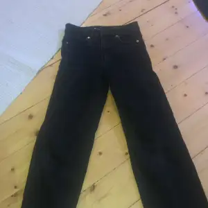 Här är ett par svarta jeans. Dem är i bra skick. 😸