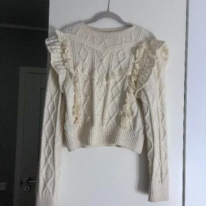 Stickad tröja - Denna jätte söta tröjan perfekt nu till vintern men så fin till en kjol på sommaren, använd men fortfarnde i jätte fint skick!🤩🤩 Pris kan disskuteras!!!