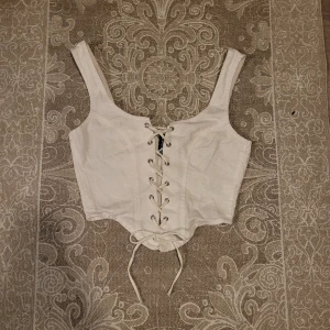 Korsett-topp - Topp med knytning. Jeansmaterial. Aldrig använd, bara testad 🌸💗 skriv för fler bilder eller andra frågor 🌟