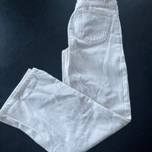 Offwhite Pull & Bear jeans stl 34 Jeansen är i mycket fint skick.  Djur o rökfritt hem. Nypris 399kr.