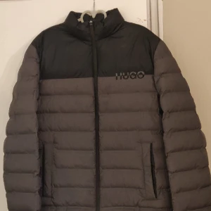 Oanvänd Hugo Boss Jacka - Köpte denna i danmark och rörde den aldrig igen, passar perfekt för höstväder. Pris kan diskuteras