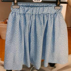 Super gullig kjol, skulle säga att den är i stl S💕. Använd max två ggr, säljer för 50 kr🥰.
