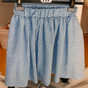 Blå kjol med små blommor 🌸 - Super gullig kjol, skulle säga att den är i stl S💕. Använd max två ggr, säljer för 50 kr🥰.