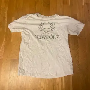Säljer en Newport t-shirt i storlek M. Säljer den för att den inte kommer till användning 