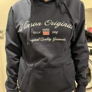 En Vinson Original hoodie helt oanvänd köpt för 1 månad sen, ord pris 600kr. Inga skador på hoodien, storlek S. 
