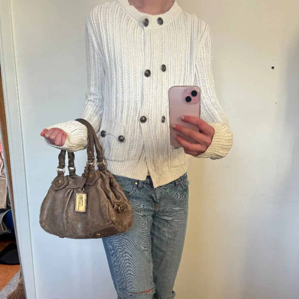 Fin cardigan från Massimo Dutti🩷 väldigt svaga missfärgningar på ärmsluten som knappt syns, skriv om du har frågor eller vill se bild. Tröjor & Koftor.