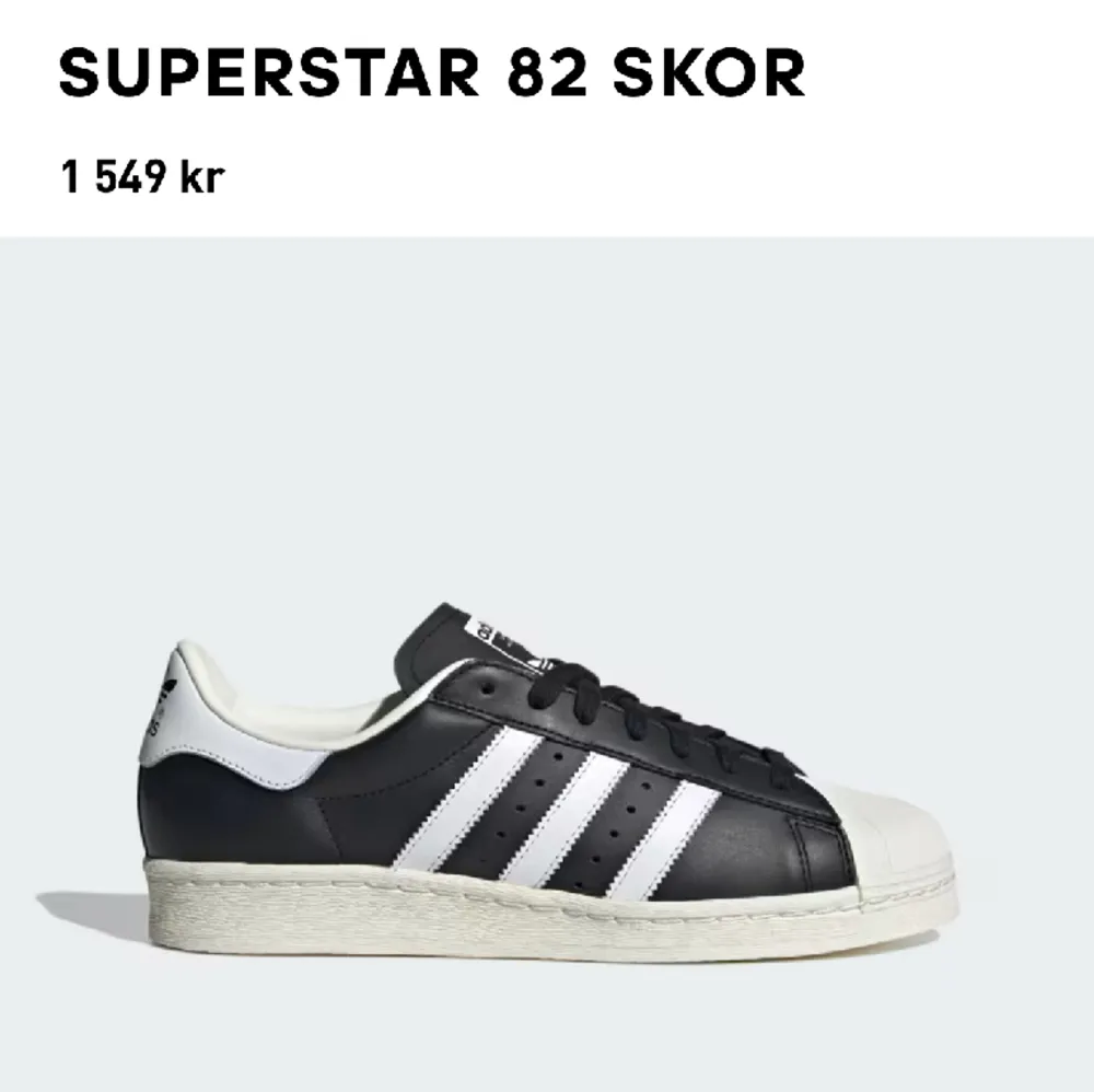 Adidas Orginals Superstar 82 skor i svart. Storlek 45,5. Använda 2 gånger. Skick 9,5/10.  Nypris: 1549kr. Mitt pris: 799kr.  Original box finns med. Skriv för fler foton. . Skor.