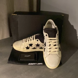 Saint Laurent  - Tja 😜 säljer nu dessa ass feta saint Laurent skorna eu 42 1/2. Ny pris 7200kr mitt pris 2100. Allt og tillkommer 👠😁 tveka inte på att höra av er vid frågor eller funderingar 💎🏖️