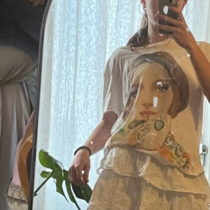 Zara tröja✨ - Köpt second hand. Använd en gång.Tröjan har ett minihål på vänster tröjärm, men inget man lägger märke till😊 Meddela om ni har frågor💗💗💗