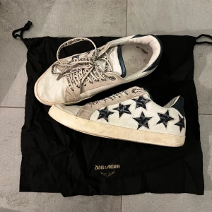 Zadigskor - Säljer mina zadig sneakers då som inte används längre. Modellen är smutsig i grunden men dom har använts en hel del, därav priset. Köptes online så jag har kvar orderbekräftelse, dustbag och kartong. Nypris var 275 euro, så runt 3000kr.💓 Ej fast pris