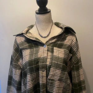 Skjorta/jacka  - Grön rutig skjorta köpt på ASOS för 500kr, aldrig använt. Går att ha till en topp eller som vårjacka💕 Inga defekter. Dm för intresse/frågor!💕