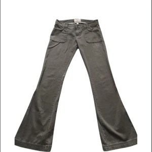 abercrombie & fitch lågmidjadd byxor - Lågmidjade abercrombie & fitch byxor, med en flair modell. Såå snygga men för små för mig🥲 dom är typ kaki/ bruna. Står ingen storlek men skulle uppskatta S. Skriv för frågor!