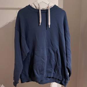 Denna hoodie är från Vailent i stl XL. Fin duvblå färg med vit luva. Den är använd men i väldigt gott skick.