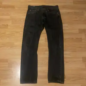 Tjena säljer nu dessa feta jeans från Levis, modellen heter 501 och storleken är 32/32 skriv vid funderingar