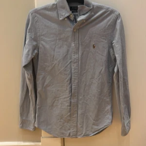 Ralph Lauren skjorta  - Säljer min skor snygga skjorta då den är för liten, inga som helst skador eller slitningar på den så 9/10 i skick 
