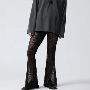 Spets byxor Weekday - Slutsålda tygbyxor i ” broderad” spets från weekday. Helt oanvända med prislapp kvar då de var en aning för långa för mina små ben. Skicka gärna ett meddelande för att få fler bilder! (Originalpris 529 kr)