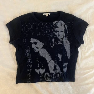 mörkblå baby-tee - supersöt baby-tee med tryck från subdued, storlek S. köpt för 250 kr & är i fint skick👌💞säljer pga kommer inte längre till användning.