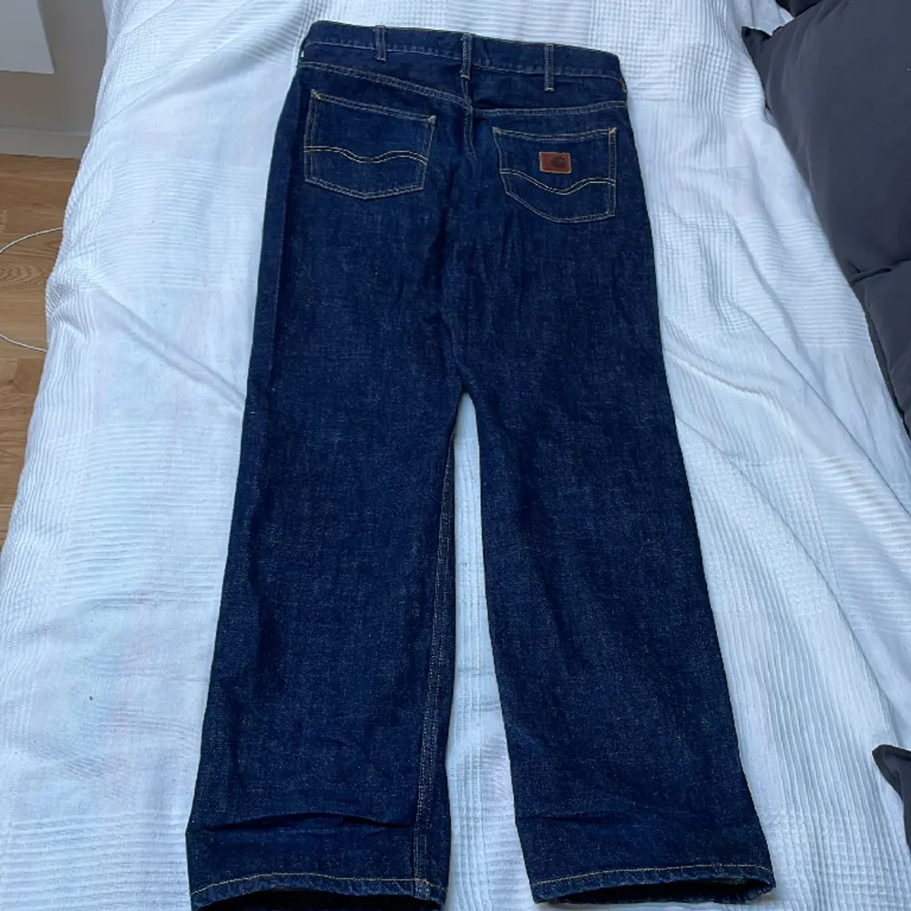 Säljer ett par carhartt jeans eftersom jag har bytt stil helt o inte använder dem längre. Strl 31W x 32L och är köpta i carhartts officiella butik i Amsterdam. Nypris 1200 kr säljer för ca 350 men priset är inte hugget i sten så hör av dig om frågor.. Jeans & Byxor.