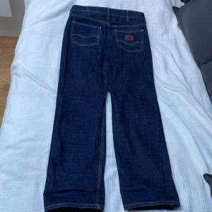 Säljer ett par carhartt jeans eftersom jag har bytt stil helt o inte använder dem längre. Strl 31W x 32L och är köpta i carhartts officiella butik i Amsterdam. Nypris 1200 kr säljer för ca 350 men priset är inte hugget i sten så hör av dig om frågor.