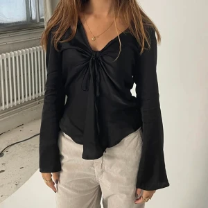 Blus - Så fin blus från design by si! Tyvärr aldrig kommit till användning, så endast provad. Nypris 378kr🤍