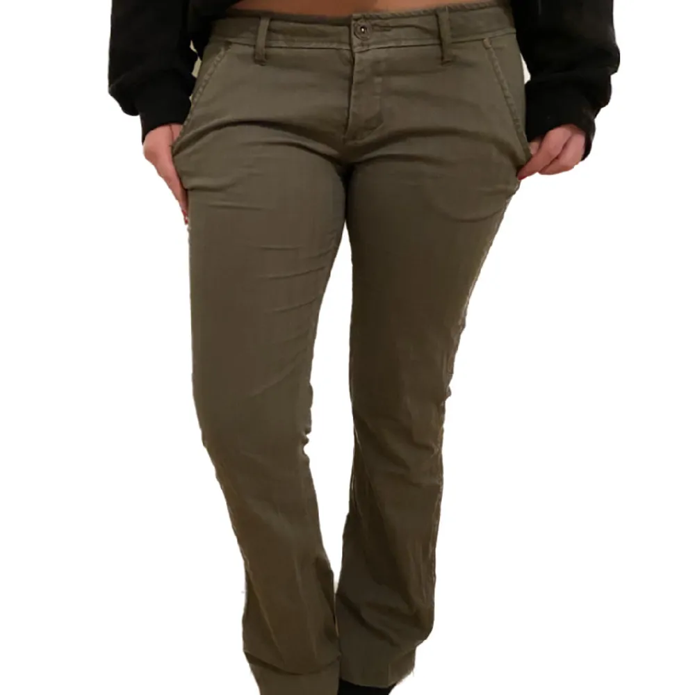 Lågmidjade khaki gröna jeans, Midjemått: 40 cm Innerbenslängd: 84 cm. Jeans & Byxor.