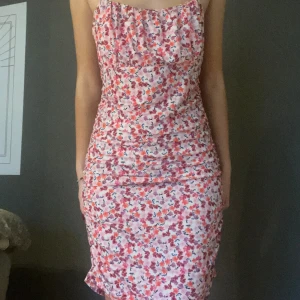 Blommig klänning - Fint skick!! Storlek L men är betydligt mindre.