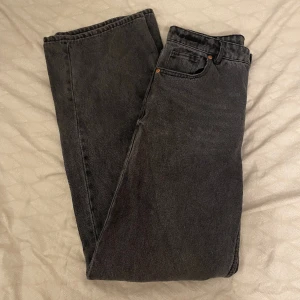 baggy lowrise jeans - baggy lowrise jeans från monki. endast använda en gång 💕