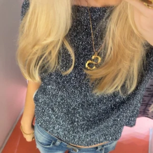 Glittrig tröja  - Säljer denna festliga glitter tröjan💕står inget märke 