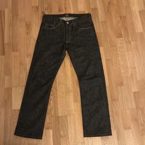 Säljer ett par Morris Jeans som är helt oanvända.  Storleken är 36/32 Style: Slim   Priset kan diskuteras!