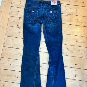 Jeans True Religion - Perfekta lågmidjade bootcut-jeans från True Religion! Märkta storlek 28 men jag tycker de passar mer som 26/27.
