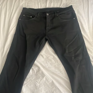 Dondup jeans - Säljer mina dondup för att dom är för stora för mig, dom e köpta på nk i Göteborg för 1-2 veckor sen. Storlek 34 men passar 33. Hör av dig vid intresse!