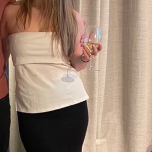 vit topp - Söt topp från Gina Finns inte kvar att köpa Använd av mig 2 gånger Storlek S.  Har tyvärr inga bättre bilder, fråga för mer 😊