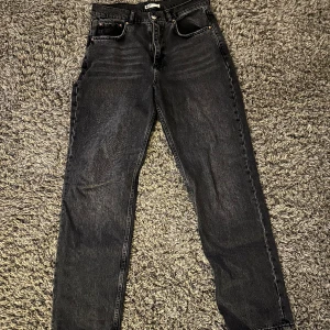 Jeans  - Säljer ett par jeans💘  storlek 40 Vill int ha dom mer för de kommer int till användning längre, och sitter väldigt stor på mig💗 Pris kan diskuteras 💕