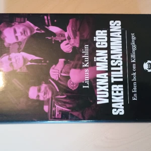 Bok om Killing-gänget - Vuxna män gör saker tillsammans. Inbunden bok om Killing-gänget. Ny och oläst. Av Linus Kuhlin.
