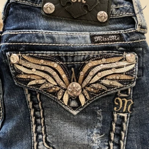 MissMe  - Poulära Y2K jeans från missme. Storlek 26 innerbenet 31. Har flera olika modeller ute. Dessa är slitna framtill ( skall vara så). 98%cotton, 2 % elastan 