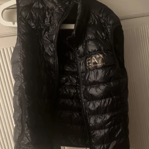 Ea7 Väst - Ea7 väst iprincip nytt skick, används inte och därför säljer jag. Självklart äkta. 