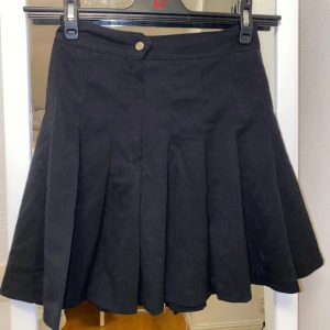 Svart kjol - Fin svart kjol i storlek XS!