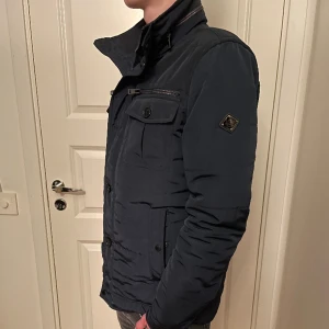 J.Lindeberg field jacka  - Säljer en riktigt snygg J.Lindeberg field jacka som är i utmärkt skick! Storlek M! Nypris runt 4000kr! Mitt pris 1999kr!  Hör gärna av dig om du har frågor!