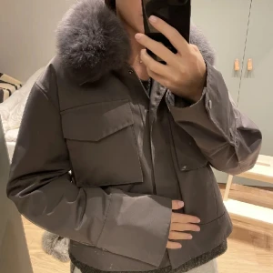 Meotine jacka - Säljer denna meotine jacka i grå. Avtagbar päls. Köpt 2022 vinter🩷 Storlek L men passar S/M. Perfekt storlek för stickad tröja under. (LÅNADE BILDER) dm för fler bilder